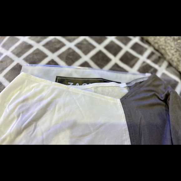 Long sleeves with asymmetrical neckline and contrast color - Picture 5 of 6